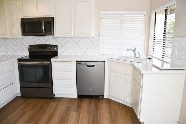 Building Photo - Newly remodeled and updated