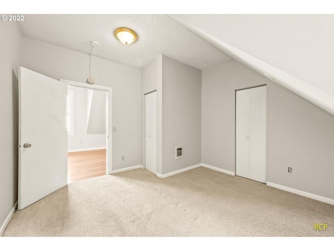 Building Photo - Victorian-style apartment available in the serene SW Hills