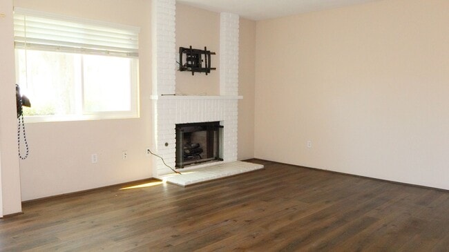 Building Photo - Beautiful 3 bedrooms corner unit condo located in Poway.