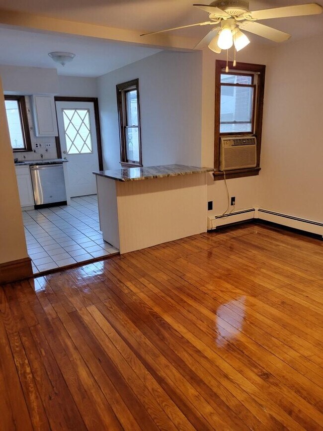 Building Photo - 319 Woodlawn Ave