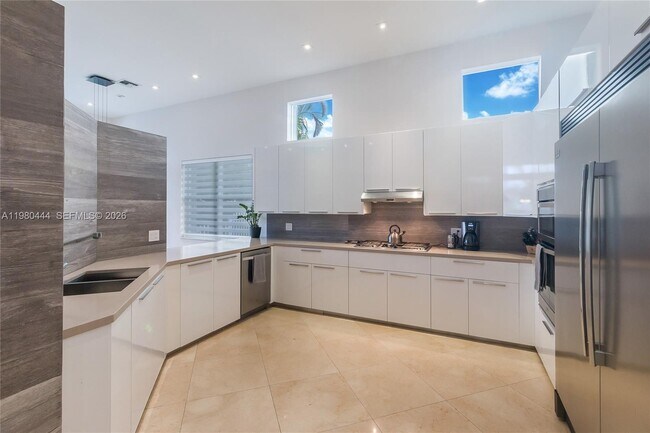 Building Photo - 1651 NE 196th St