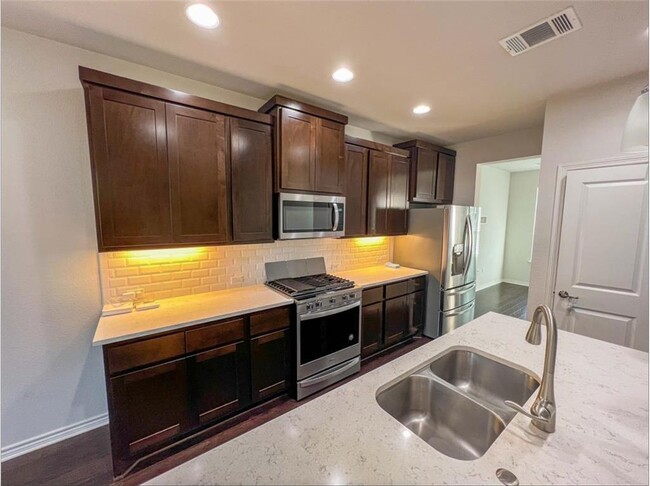 Building Photo - 9002 Palmito Dr