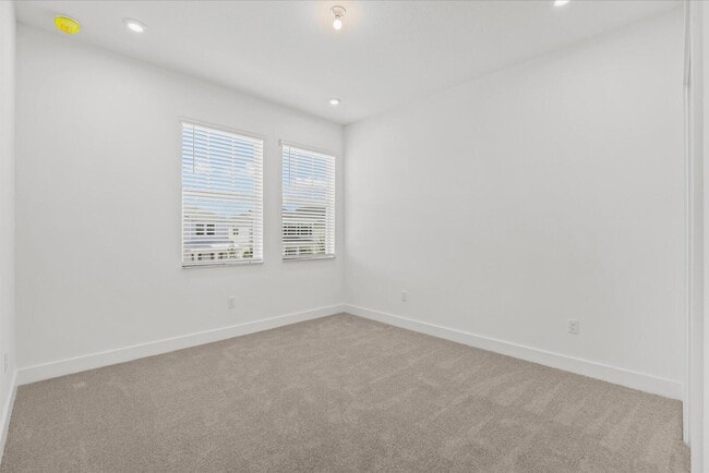 Building Photo - 890 SW Newfield Ave