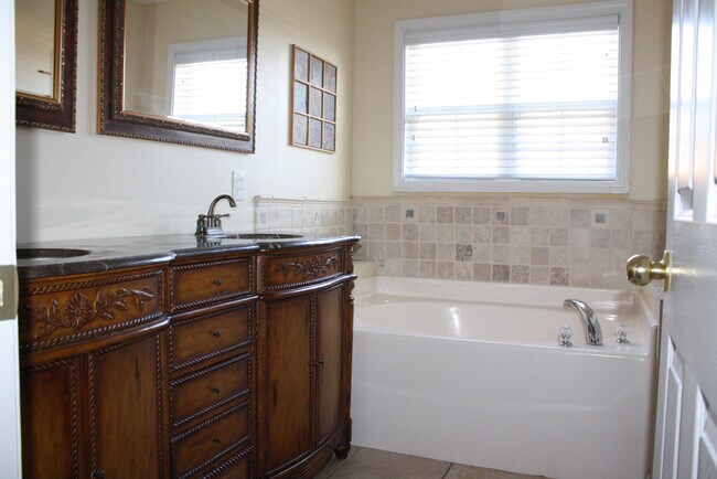 Building Photo - Gorgeous Phenix City Home Off Of HWY 165!