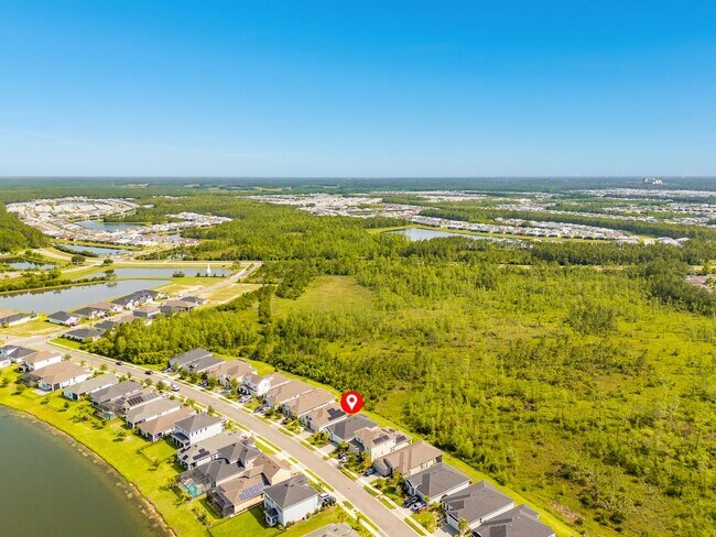Building Photo - Luxurious 3-Bedroom Home Backing to a Natu...