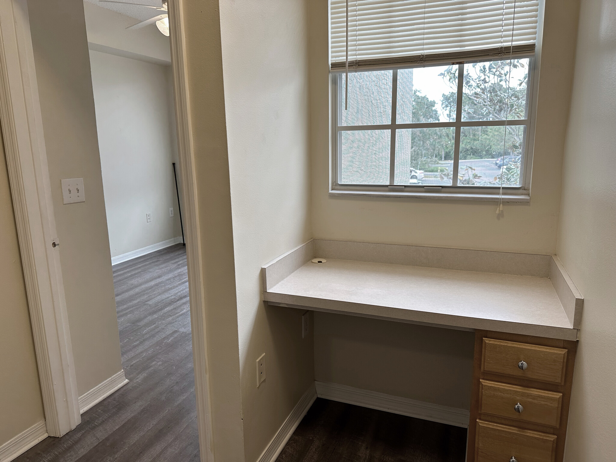 Built-in Desk - 5681 Bentgrass Dr