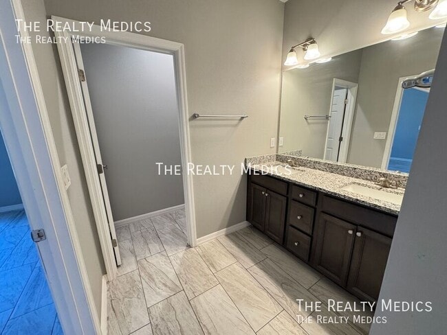 Building Photo - 2570 SE Rayburn Ave