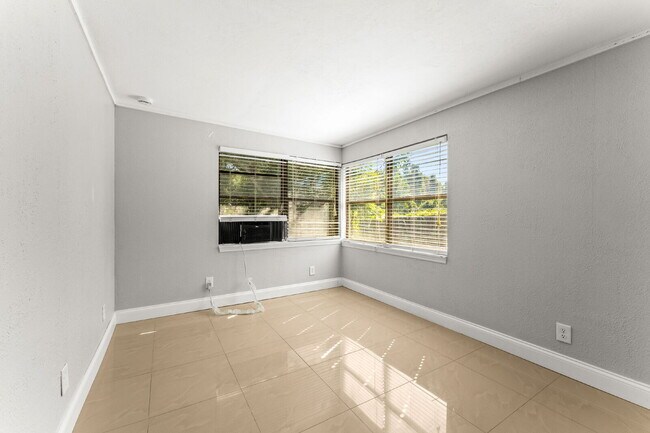 Building Photo - Charming 3-Bedroom Home with 2 Full Baths ...