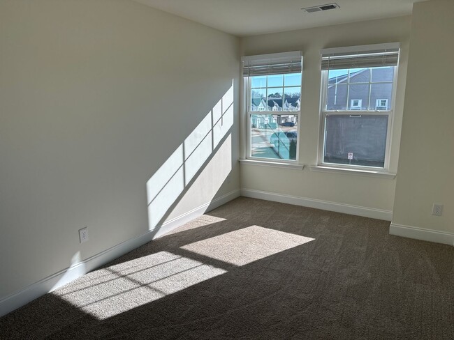 Building Photo - Gorgeous 3 Bedroom End Unit Townhome, Avai...