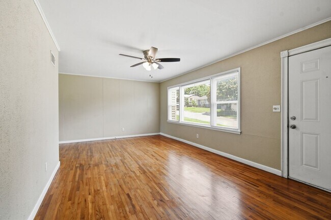 Building Photo - Charming 3 Bedroom 1 Bath near Route 66!