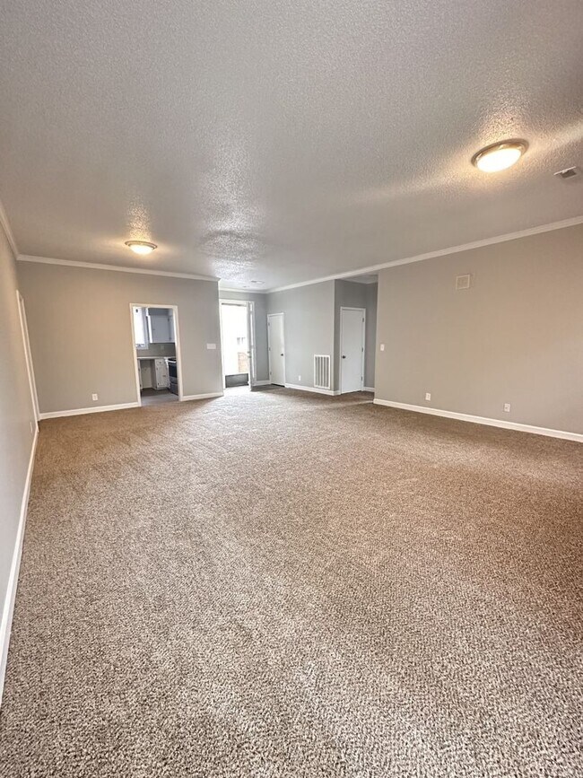 Building Photo - Large 2 Bedroom 2 Bath Condo in the Forest Oaks Community!!