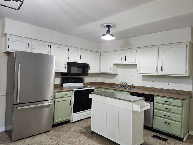 Building Photo - Spacious 4 bedroom 2 bath home in North HI...