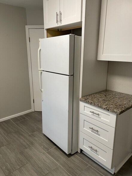 Building Photo - 409 Helios Ave