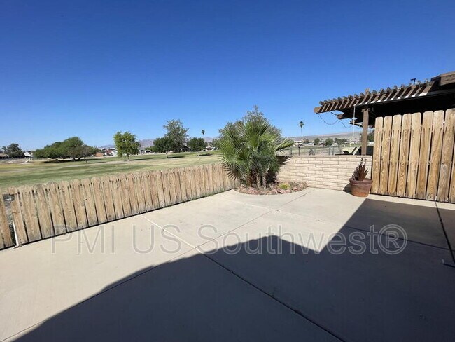 Building Photo - 2549 Country Club Dr