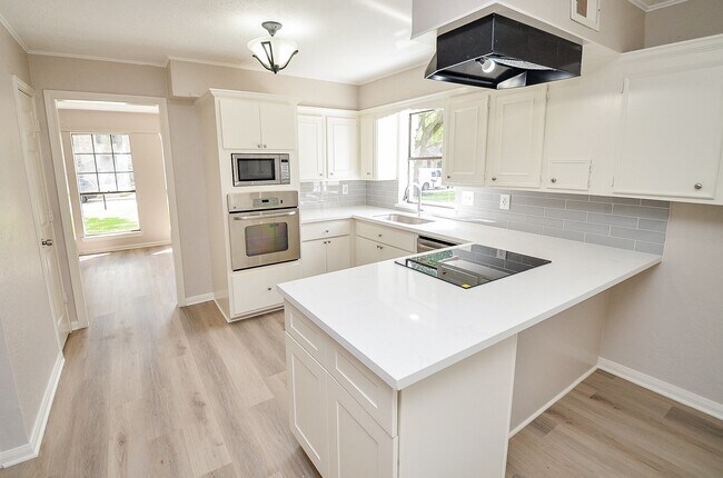 Building Photo - 16015 Southampton Dr