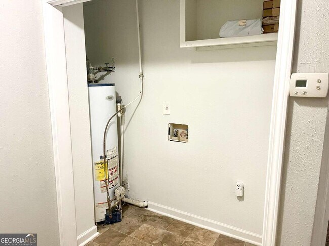 Building Photo - 415 Hillsdale Dr