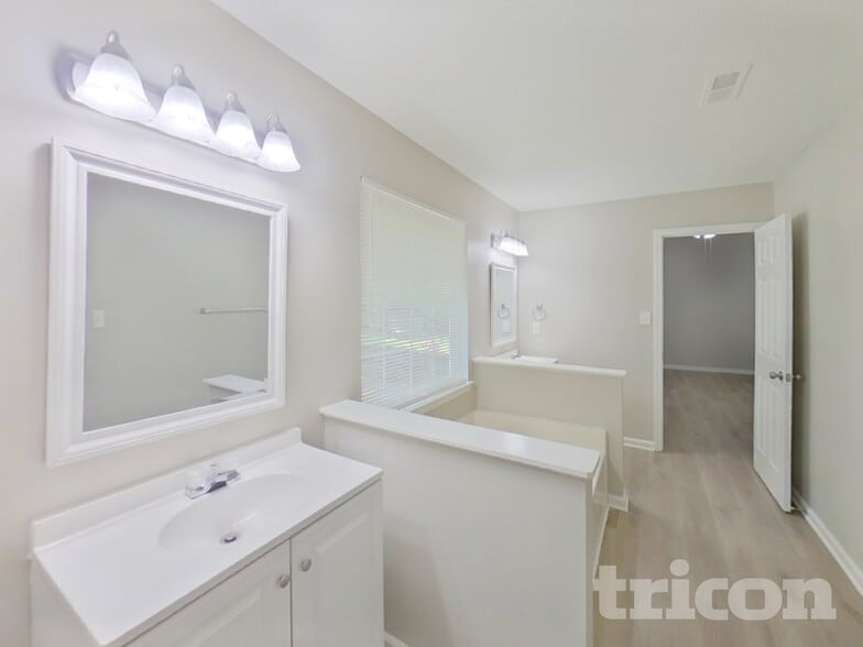 Building Photo - 701 Barbee Farm Dr