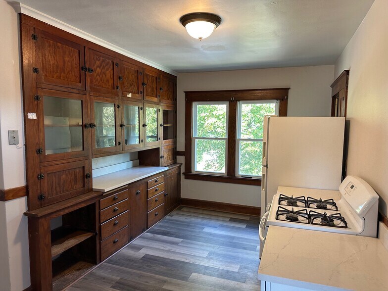 Kitchen Built-Ins - 511 Niagara Ave