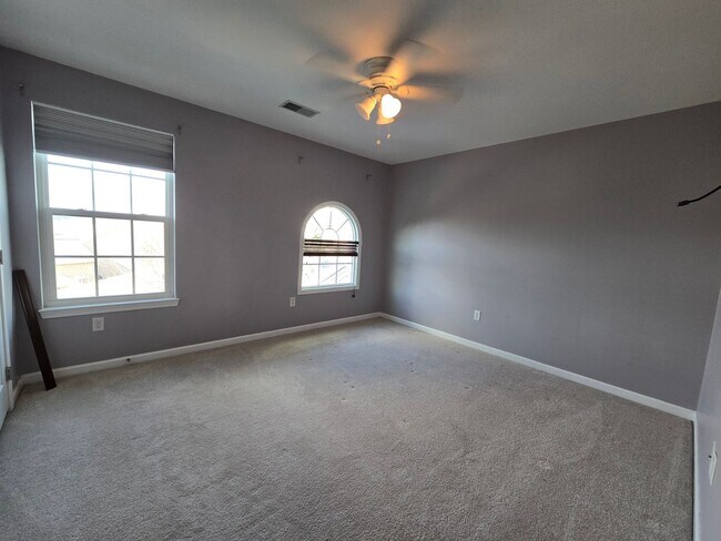 Building Photo - Entertainers Dream - Beautifully maintained 3 Bedroom Townhouse in Haymaker Pointe