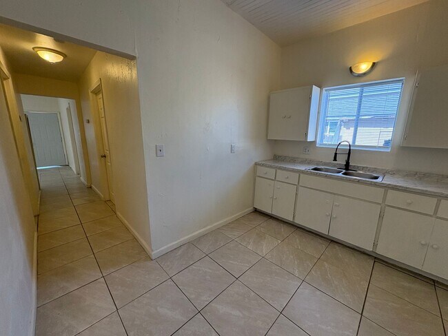 Building Photo - 4093