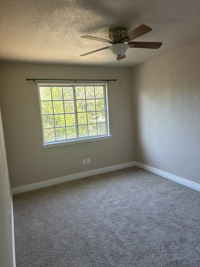 Building Photo - 701 Meadow Top