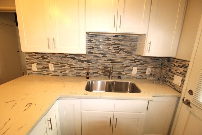 Building Photo - Quaint Midtown Ventura Duplex w/Many Upgra...