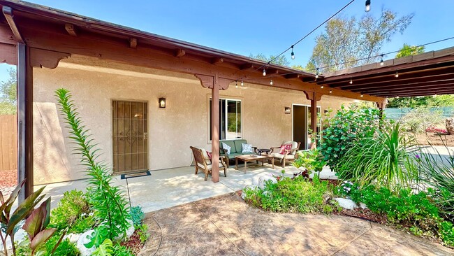 Building Photo - Stunning Fully Detached Casita on Private ...