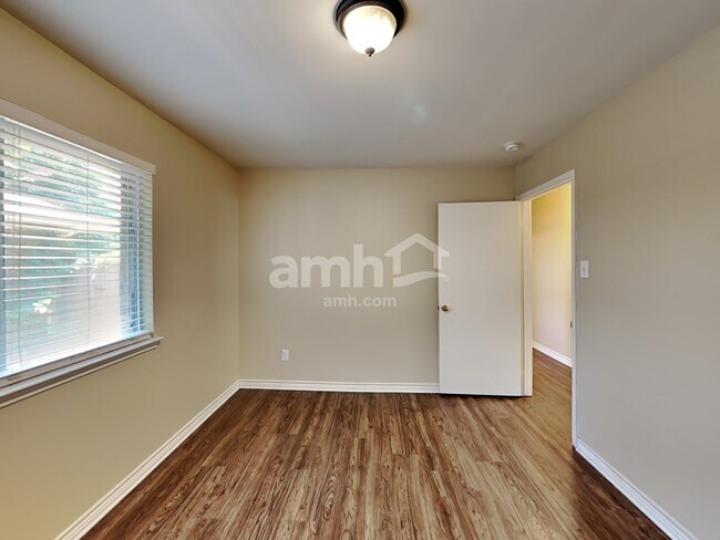 Building Photo - 737 Oak Dale Ave