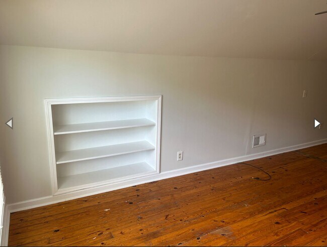 Building Photo - AVAILABLE MID-JUNE!