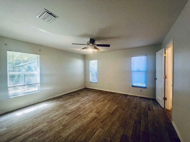 Building Photo - 3 Bedroom, 2 Bath Home with Yard - Palmetto