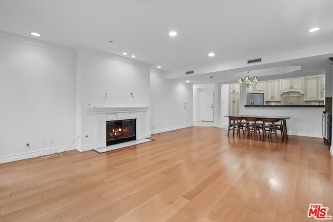 Building Photo - 121 N Almont Dr
