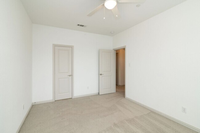 Building Photo - Beautiful 3 Bedroom Luxury Townhome, MCKIN...