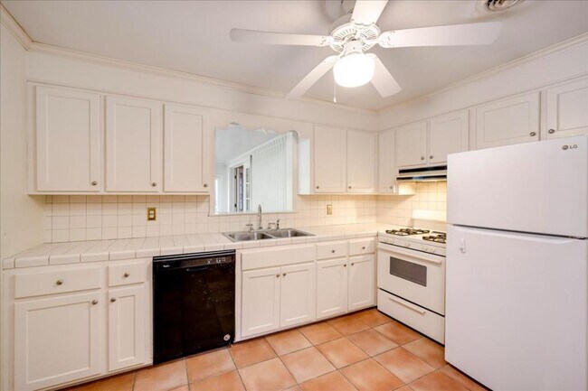 Building Photo - 552 Whitehead Dr