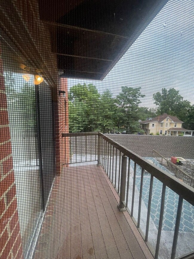 Building Photo - VERY SPACIOUS CONDO ON 3RD FLOOR WITH ELEV...