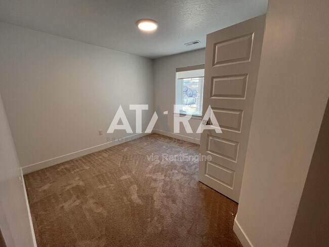 Building Photo - 909 Sagehill Dr
