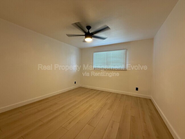 Building Photo - 429 E Greenway Dr