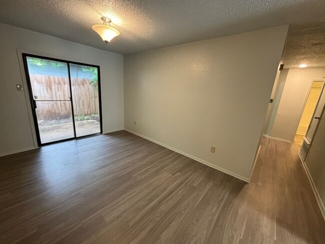 Building Photo - 3/2 in the Heart of North Austin!