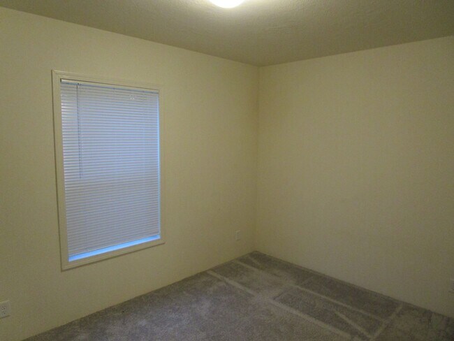 Building Photo - *PRICE IMPROVEMENT* Newer Spacious Home in Ochoco West Subdivision - Available Now!