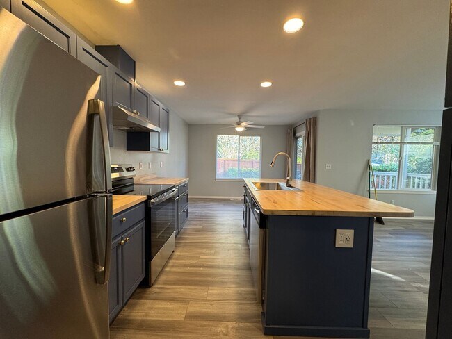 Building Photo - Modern Updated Townhome