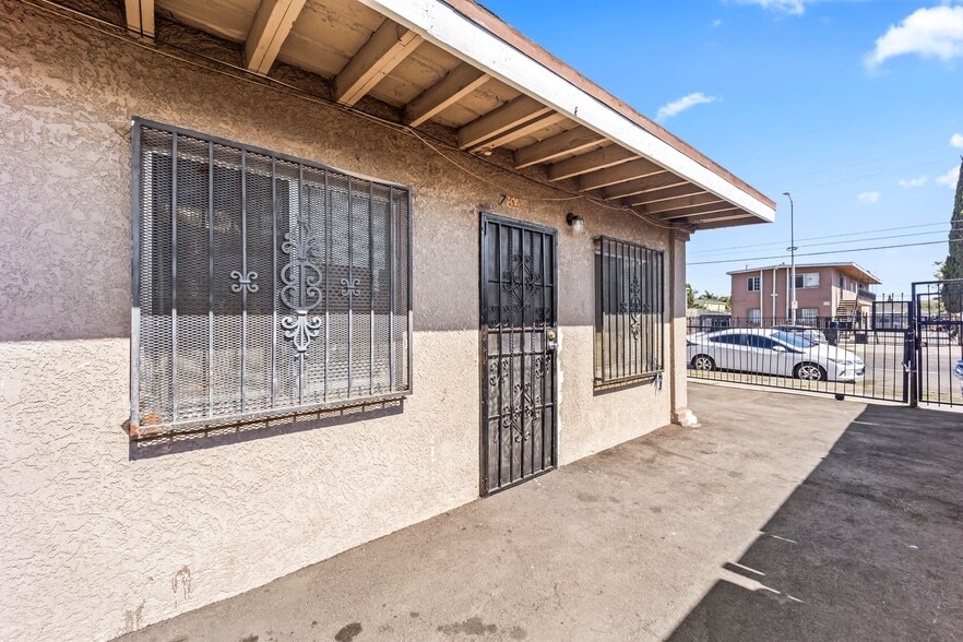 Building Photo - 709 E 108th St