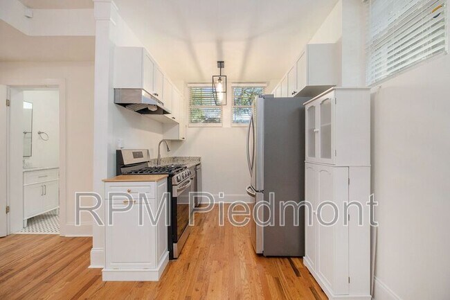 Building Photo - 741 Frederica St NE