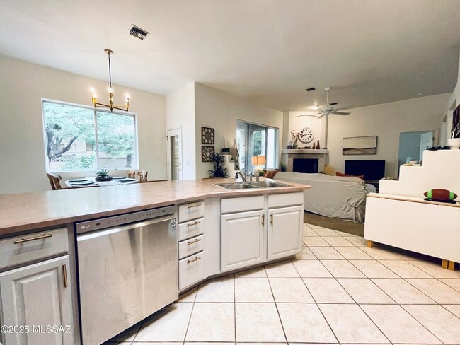 Building Photo - 12683 N Sleeping Coyote Dr