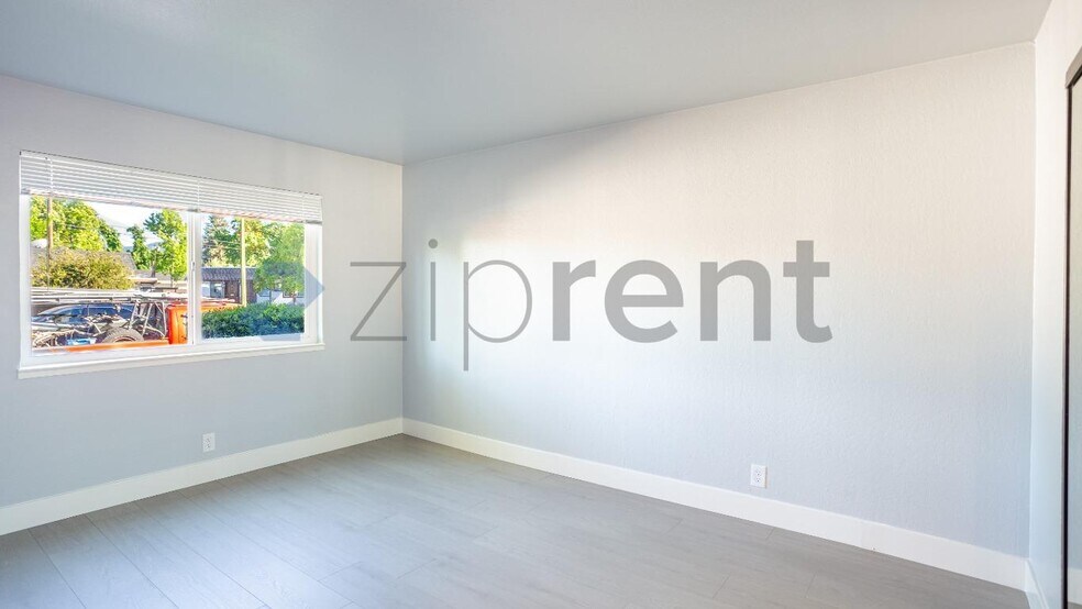 Building Photo - Unit A
