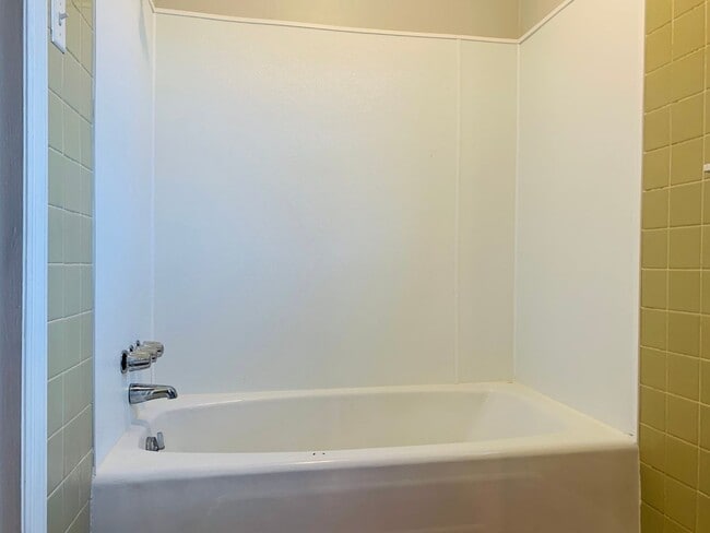 Building Photo - Welcome home! 3 bed, 1.5 bath, newly renov...