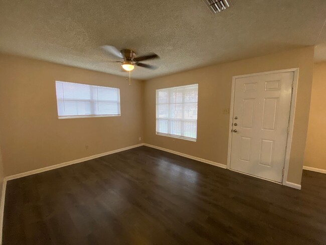 Building Photo - 1 Month Free Rent ! Covered Front Porch  /...