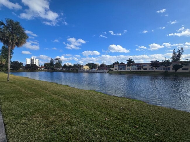 Building Photo - 2-Bed, 2-Bath Miami Condo in HOA Community – Pool, Laundry On-Site