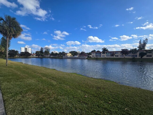 Building Photo - 2-Bed, 2-Bath Miami Condo in HOA Community – Pool, Laundry On-Site