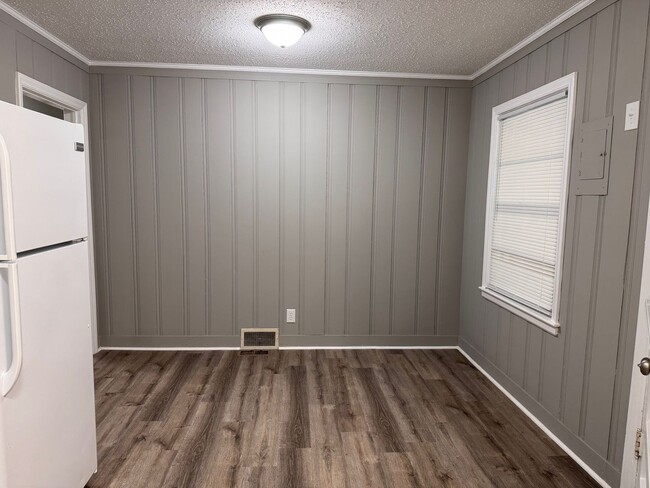 Building Photo - 3 bedroom 1 bath home, located in the Greystone area!