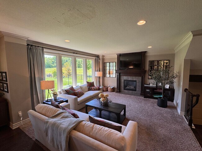 Building Photo - 5BR/5BA | Single Family Home | 3-Car Garage Parking | Fenced backyard