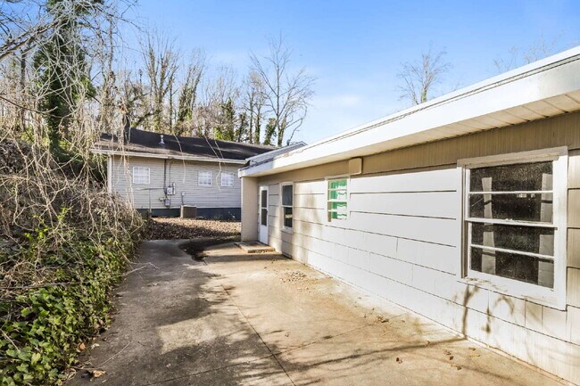 Building Photo - "Cozy 2-Bedroom Gem on Bond Street – Pet-Friendly Winston-Salem!"